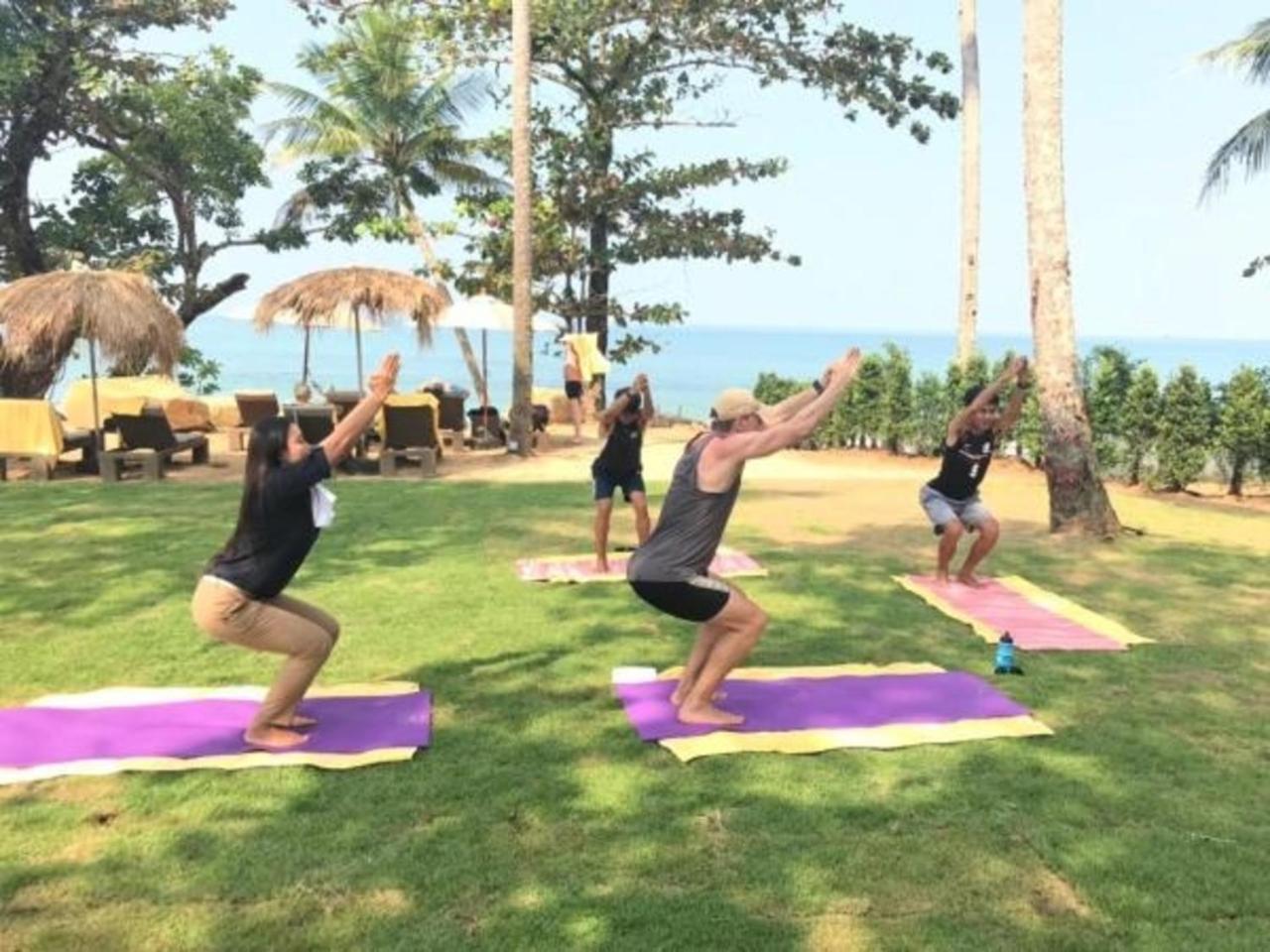 Eden Beach Khaolak Resort And Spa A Lopesan Collection Hotel - Sha Extra Plus Khao Lak Eksteriør bilde A yoga class at a resort in Phuket, Thailand
